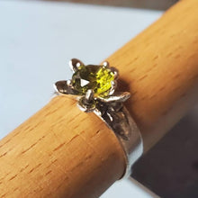 Load image into Gallery viewer, Peridot flower ring sterling silver.