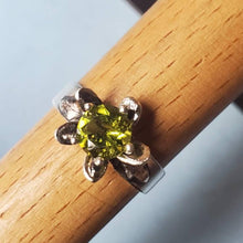 Load image into Gallery viewer, Peridot flower ring sterling silver.